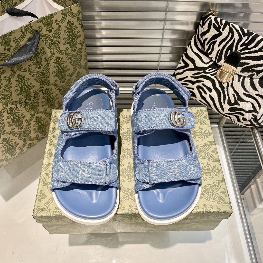 G-G The new Korean platform sandals are hot and new.