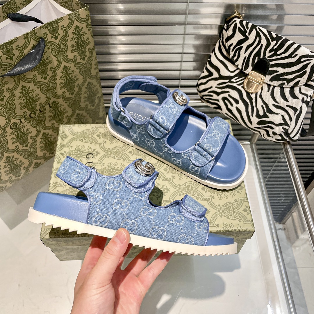 G-G The new Korean platform sandals are hot and new.