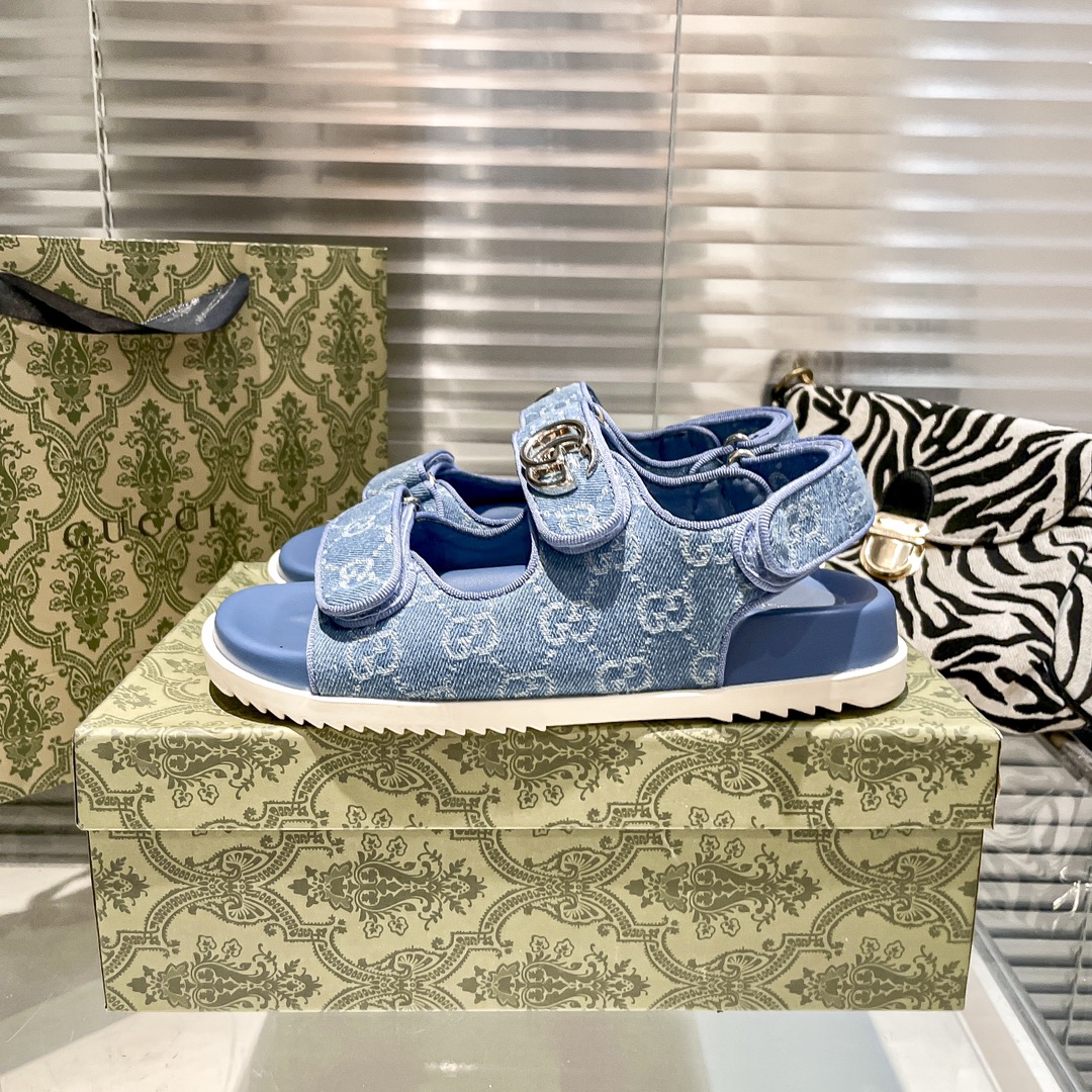 G-G The new Korean platform sandals are hot and new.