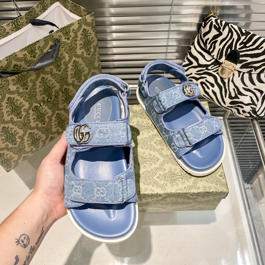 G-G The new Korean platform sandals are hot and new.