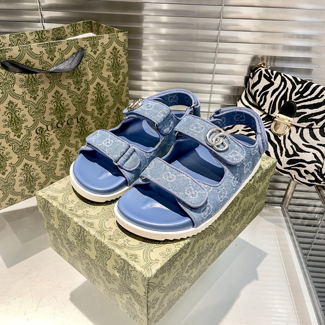 G-G The new Korean platform sandals are hot and new.