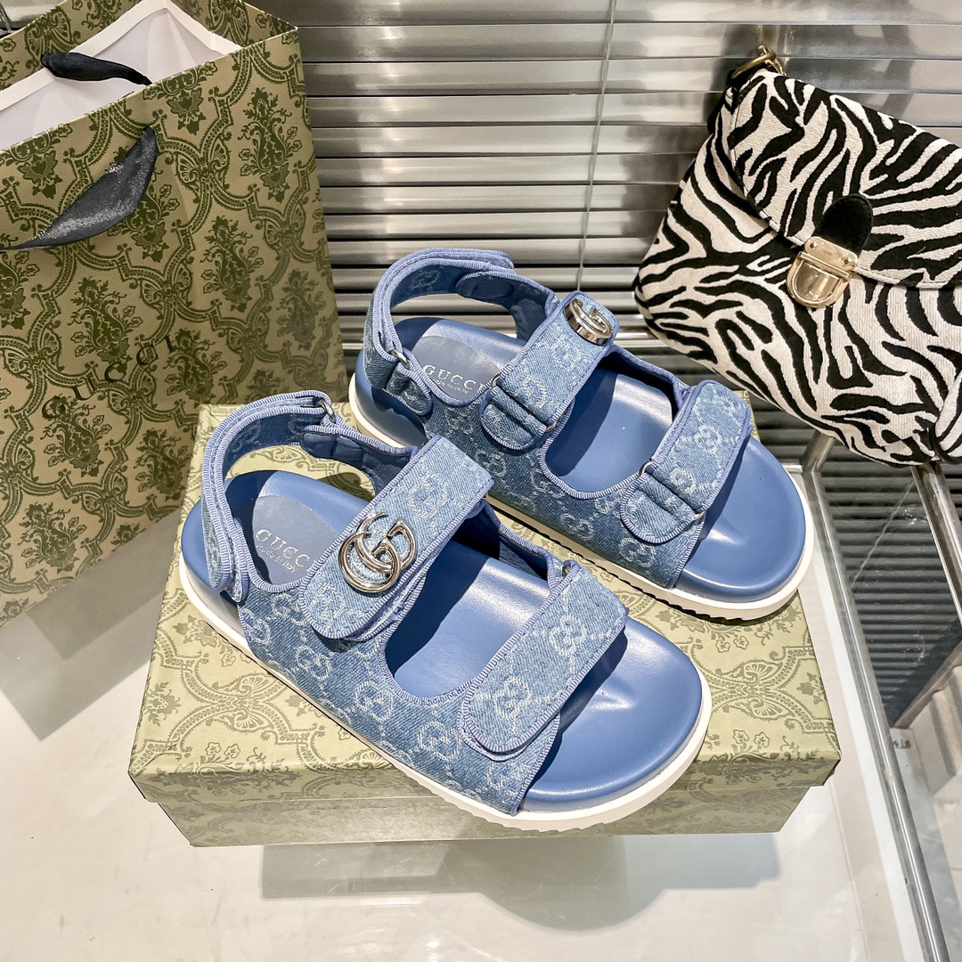 G-G The new Korean platform sandals are hot and new.