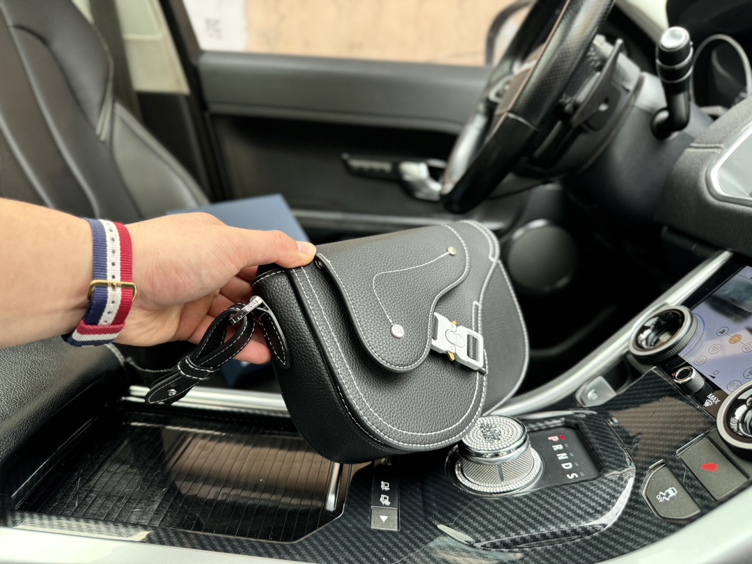 D-R Adjustable shoulder strap magnetic flip grain cow leather saddle bag messenger bag shoulder messenger bag men's black.