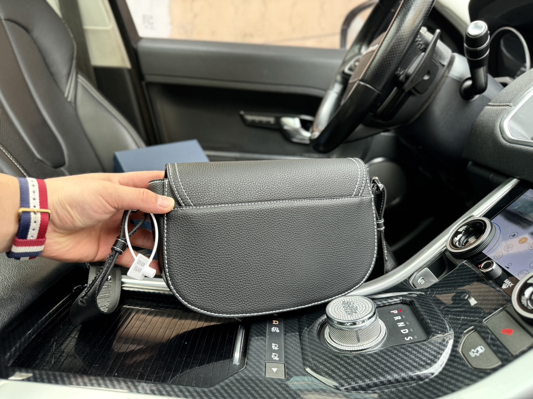 D-R Adjustable shoulder strap magnetic flip grain cow leather saddle bag messenger bag shoulder messenger bag men's black.