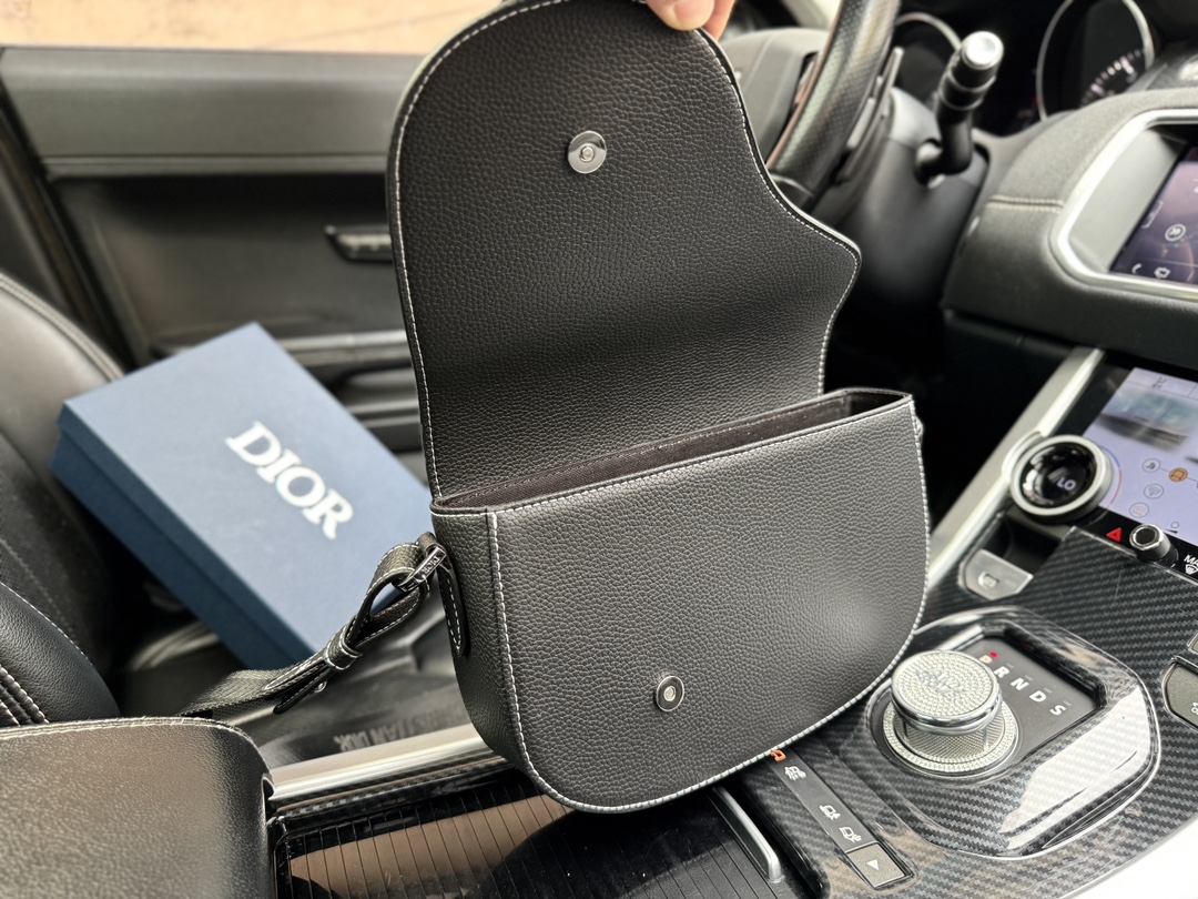 D-R Adjustable shoulder strap magnetic flip grain cow leather saddle bag messenger bag shoulder messenger bag men's black.