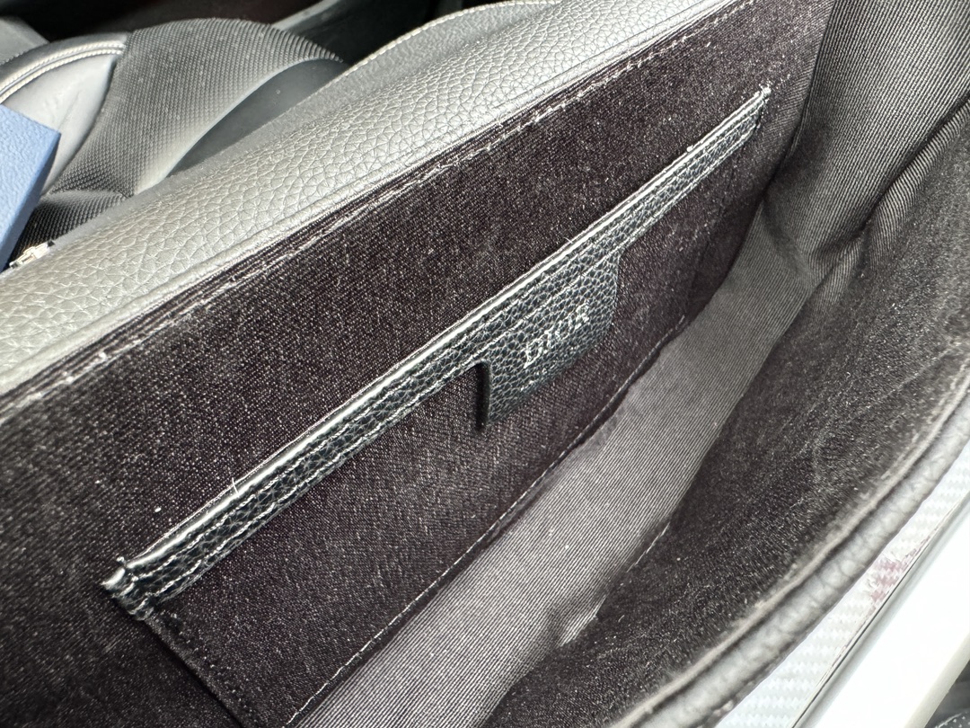 D-R Adjustable shoulder strap magnetic flip grain cow leather saddle bag messenger bag shoulder messenger bag men's black.