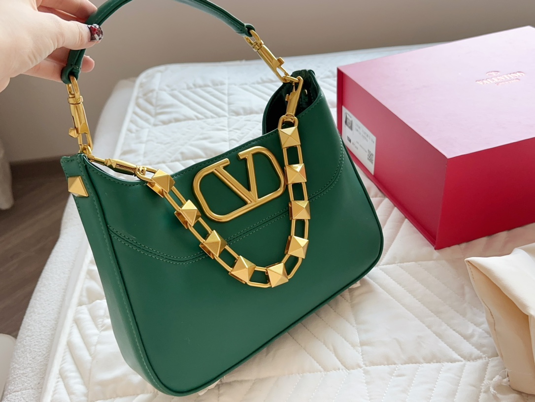 V-NO Loco is a must for fairies. It's so beautiful. Bang, portable shoulder bag