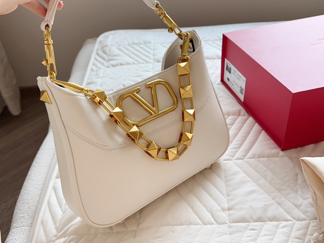 V-NO Loco is a must for fairies. It's so beautiful. Bang, portable shoulder bag