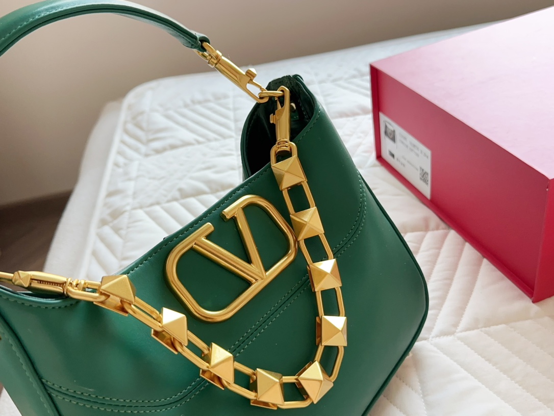 V-NO Loco is a must for fairies. It's so beautiful. Bang, portable shoulder bag