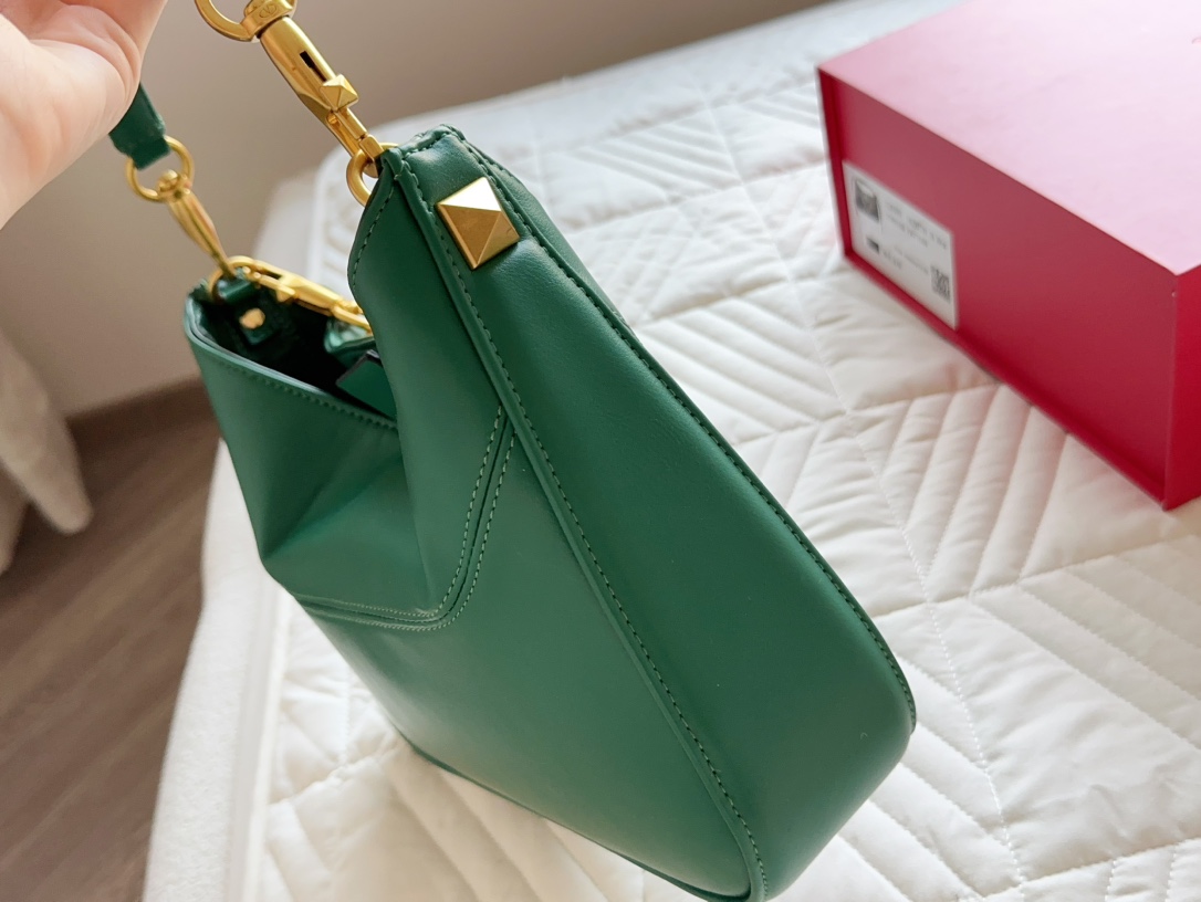 V-NO Loco is a must for fairies. It's so beautiful. Bang, portable shoulder bag