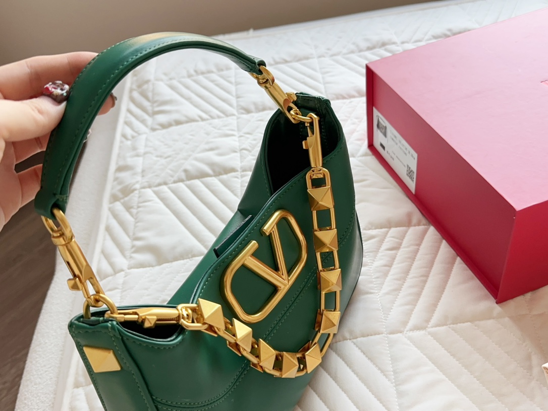 V-NO Loco is a must for fairies. It's so beautiful. Bang, portable shoulder bag