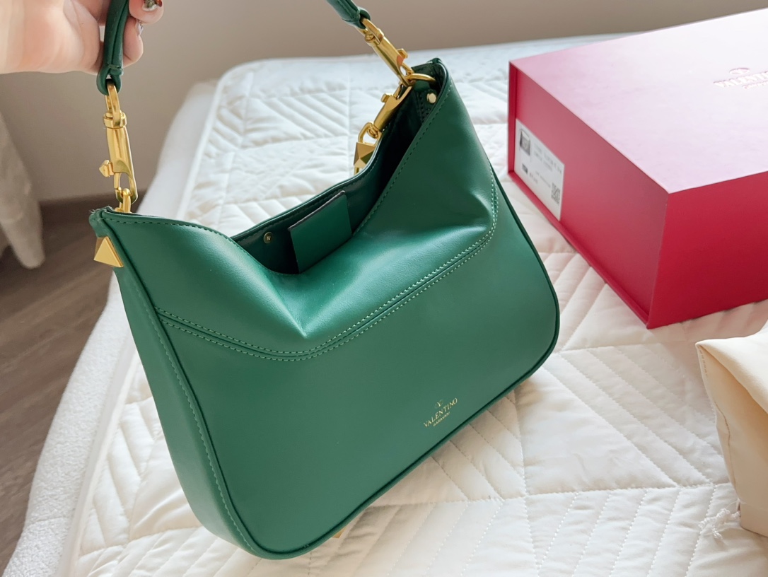 V-NO Loco is a must for fairies. It's so beautiful. Bang, portable shoulder bag