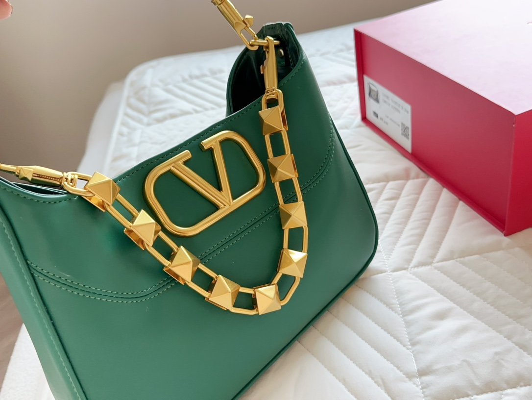 V-NO Loco is a must for fairies. It's so beautiful. Bang, portable shoulder bag