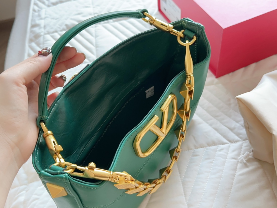 V-NO Loco is a must for fairies. It's so beautiful. Bang, portable shoulder bag