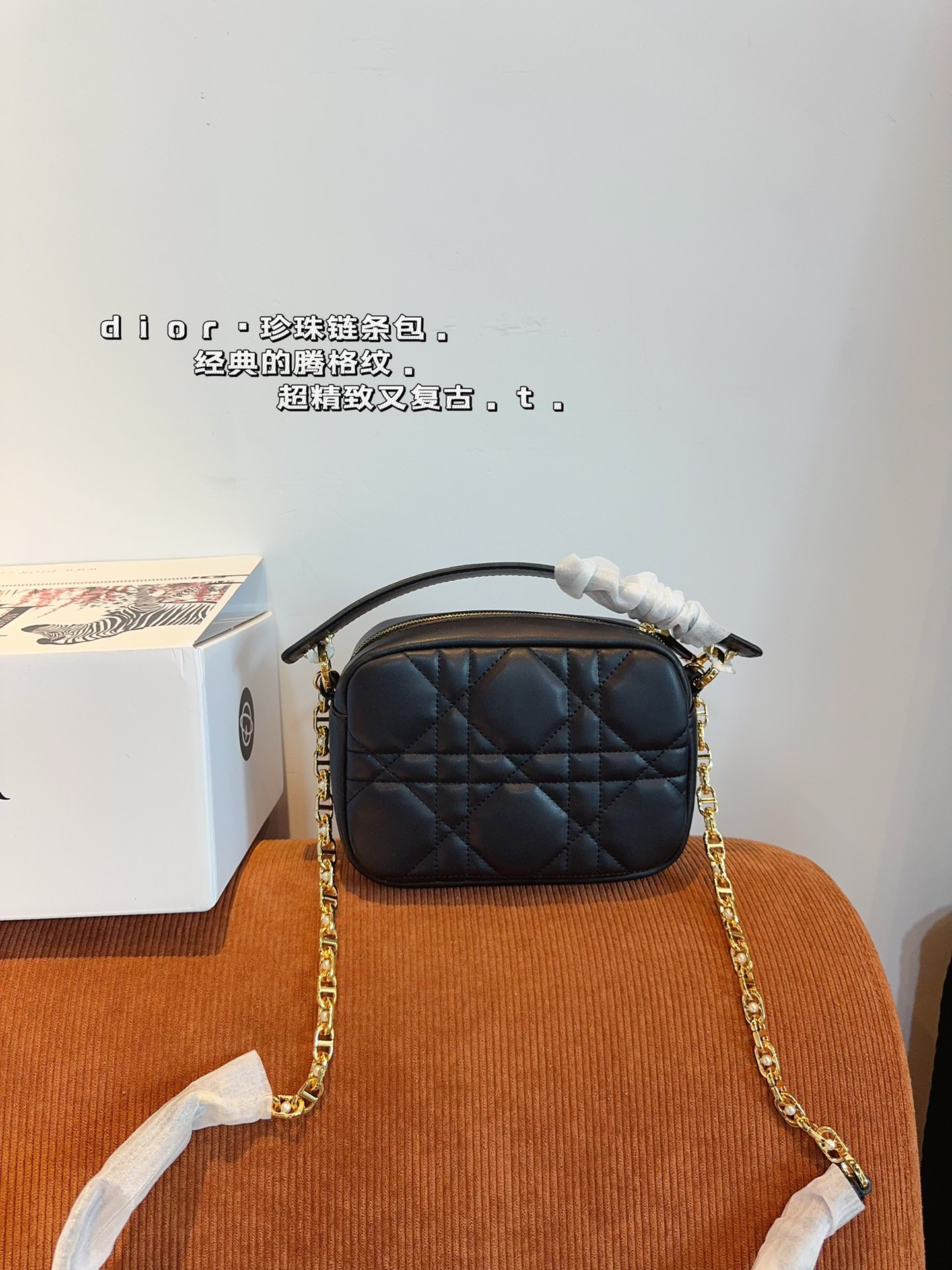 D-R Handle camera bag. Retro, elegant and full of high sense. Moderate size