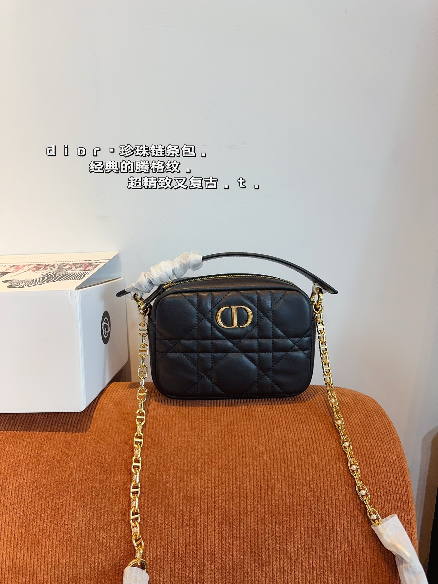 D-R Handle camera bag. Retro, elegant and full of high sense. Moderate size