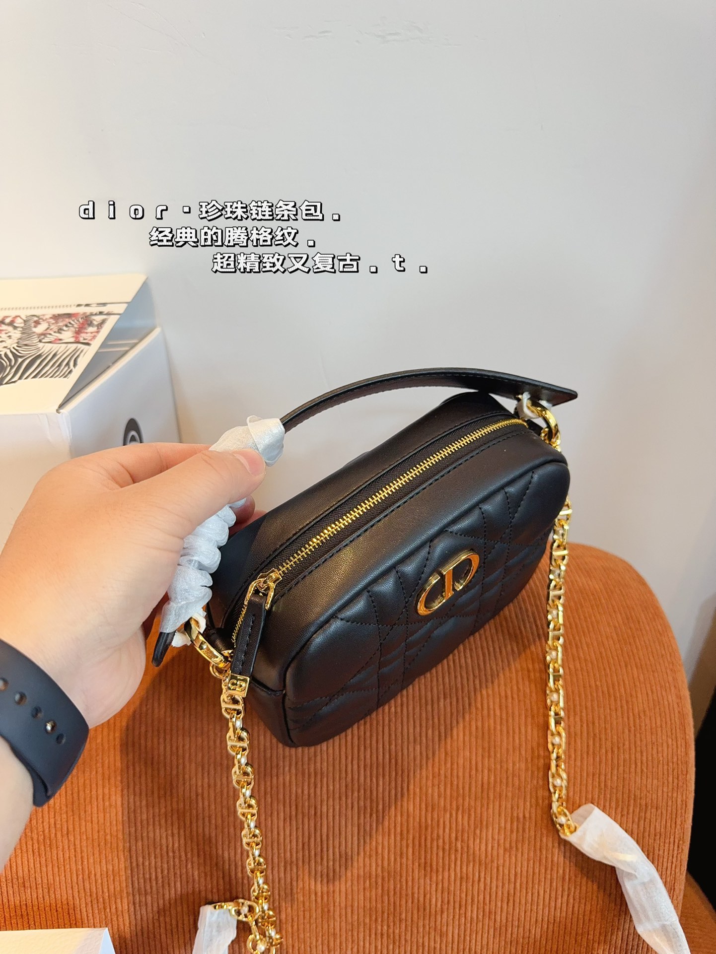 D-R Handle camera bag. Retro, elegant and full of high sense. Moderate size