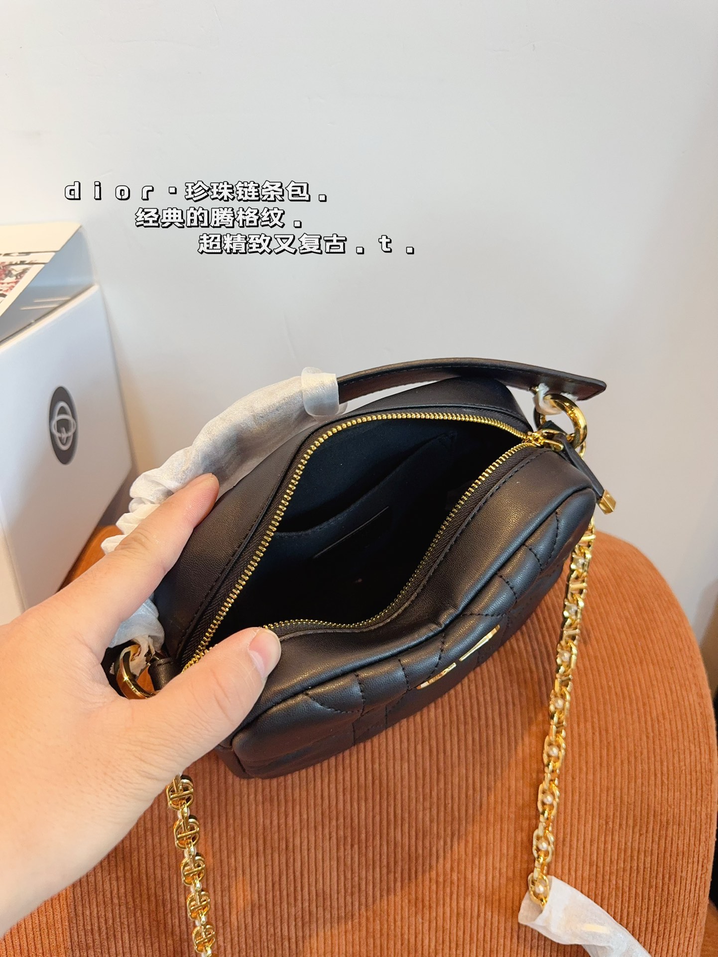 D-R Handle camera bag. Retro, elegant and full of high sense. Moderate size