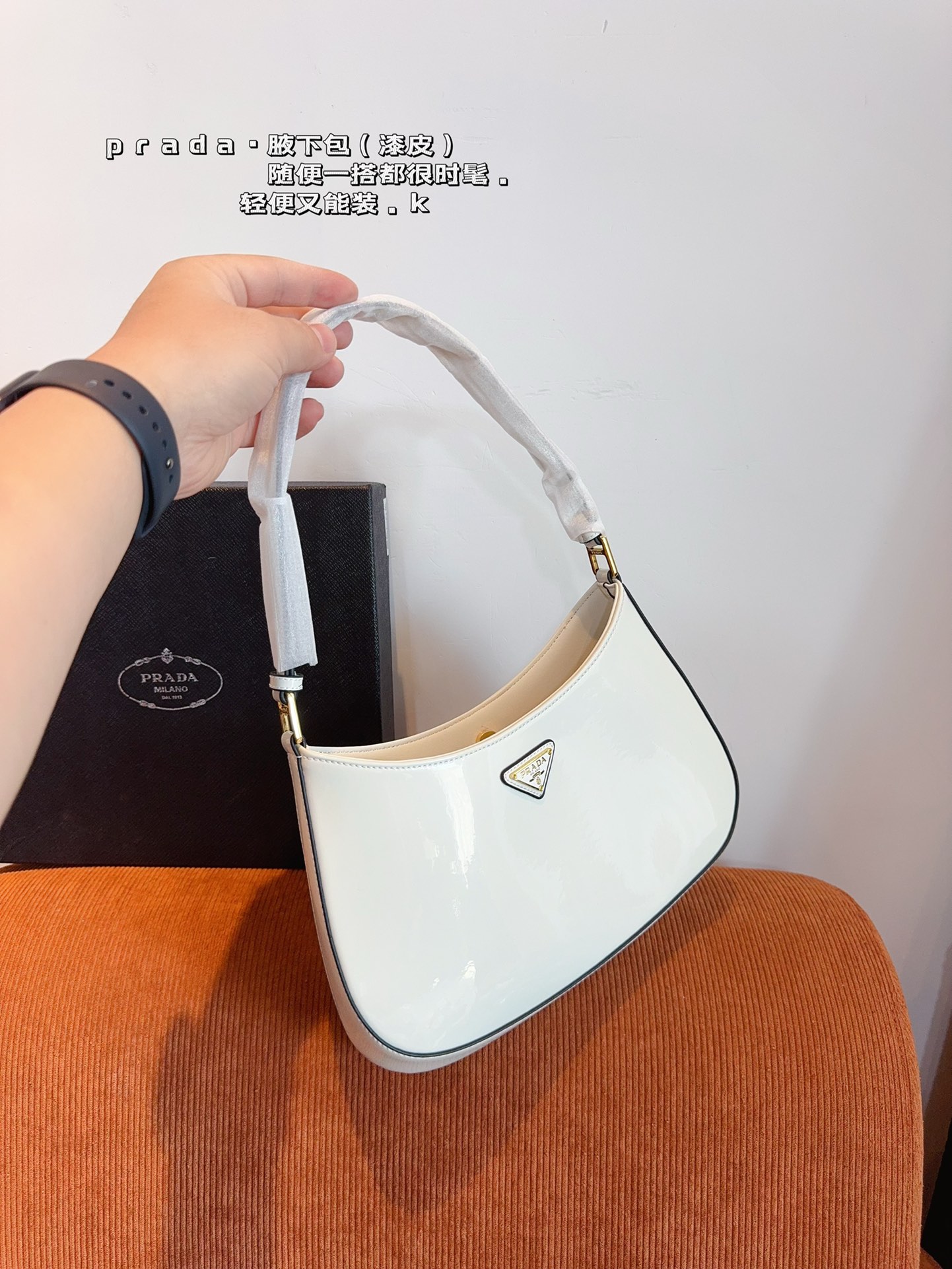 P-A Too popular in the middle ages, I wore a sportsexy style bag under my arm.