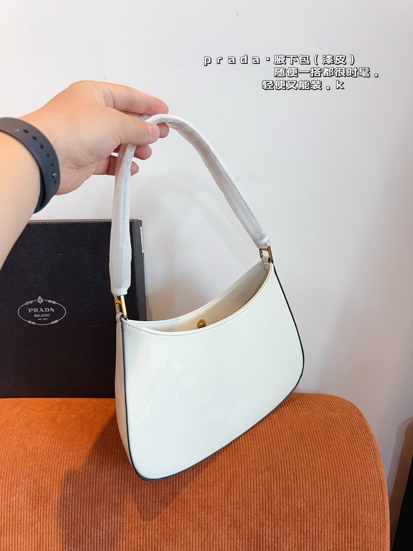 P-A Too popular in the middle ages, I wore a sportsexy style bag under my arm.