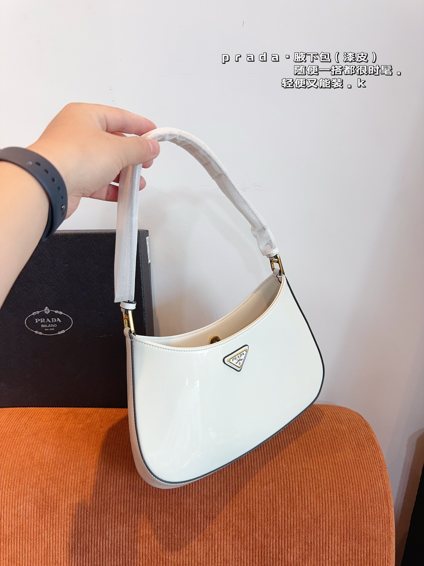 P-A Too popular in the middle ages, I wore a sportsexy style bag under my arm.