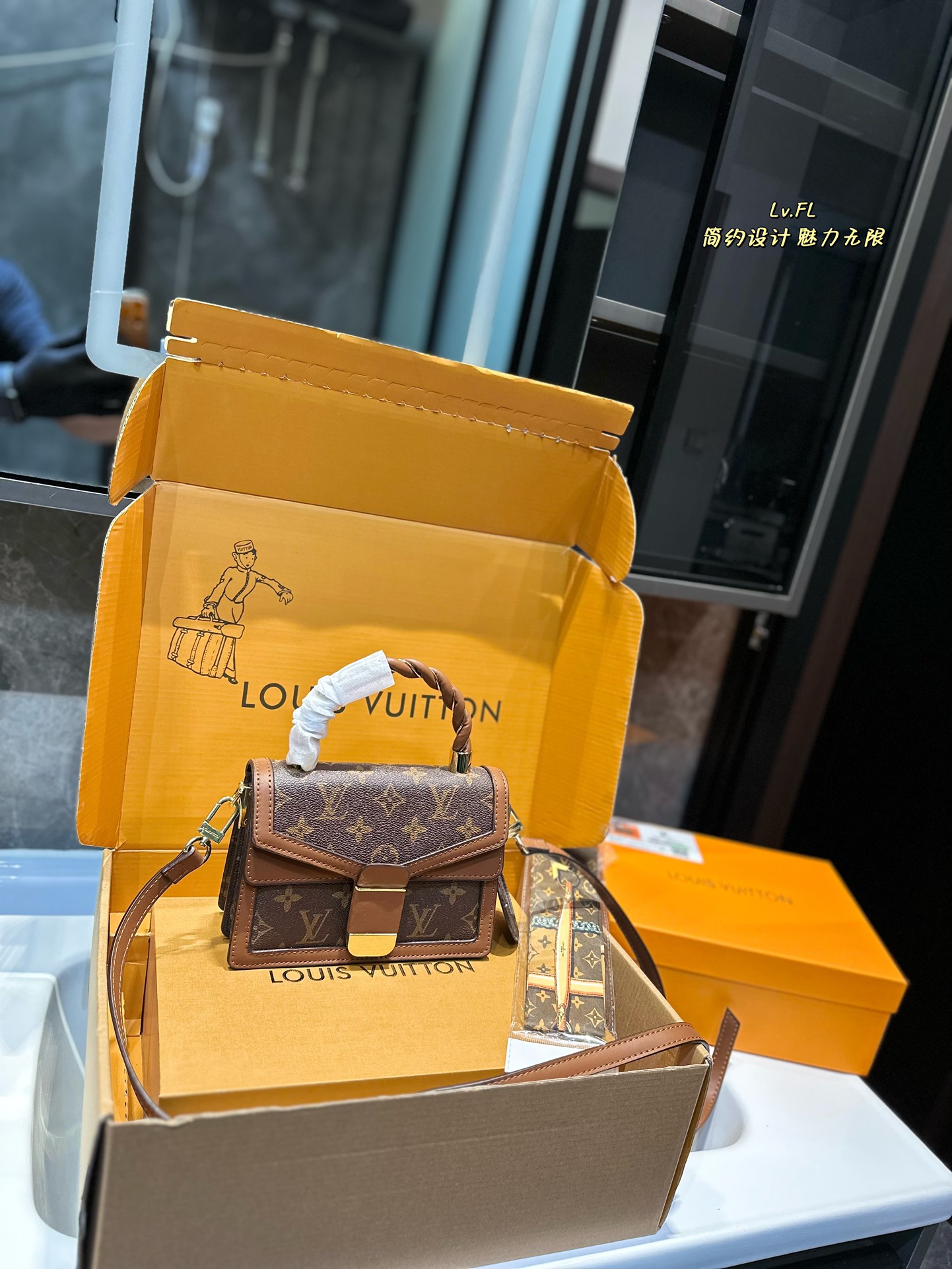L-V Medieval handbag with one shoulder slung and long shoulder strap This bag is really simple.