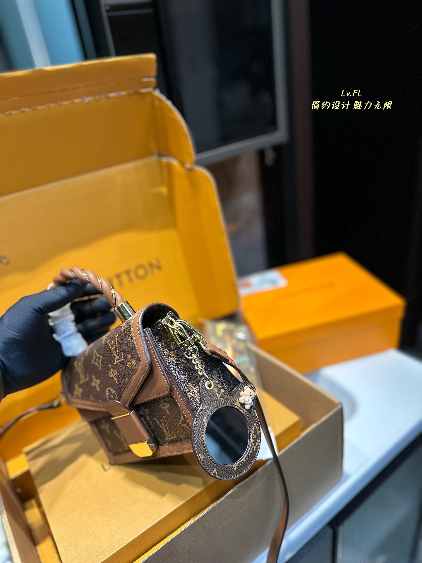 L-V Medieval handbag with one shoulder slung and long shoulder strap This bag is really simple.