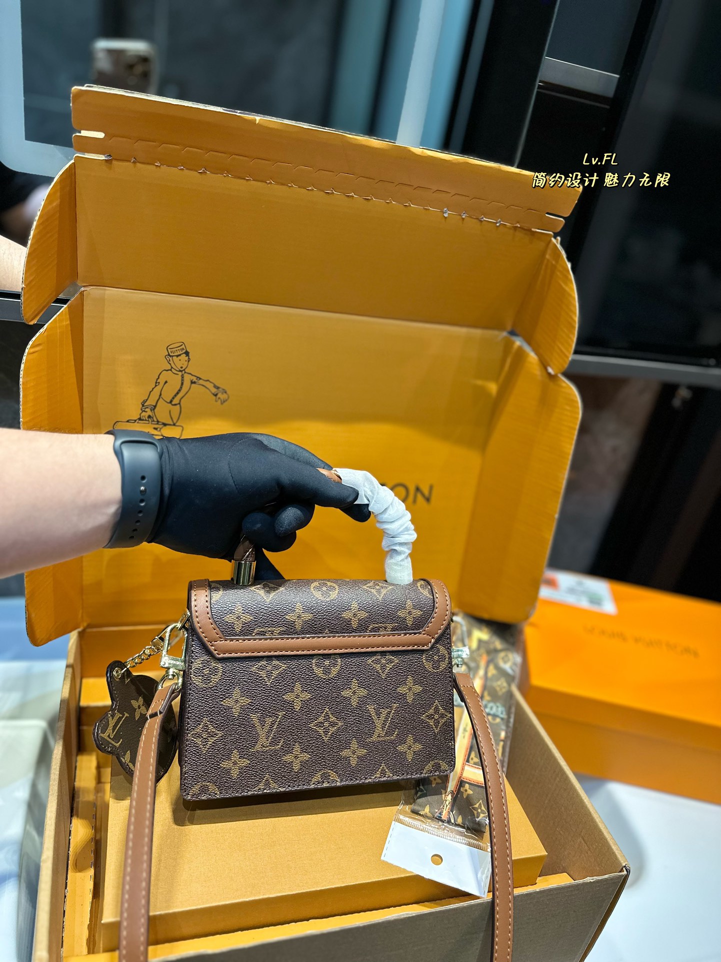 L-V Medieval handbag with one shoulder slung and long shoulder strap This bag is really simple.