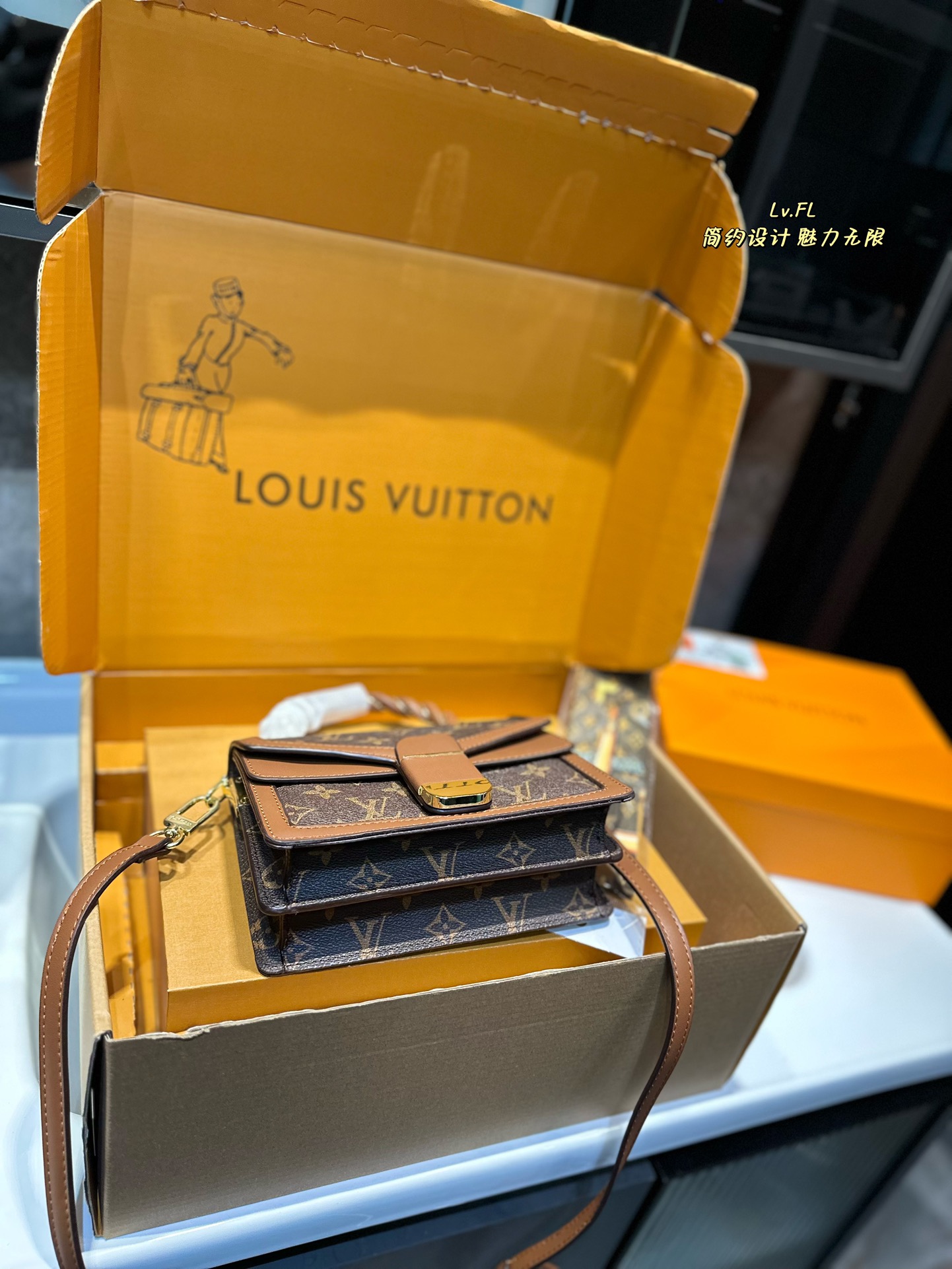 L-V Medieval handbag with one shoulder slung and long shoulder strap This bag is really simple.