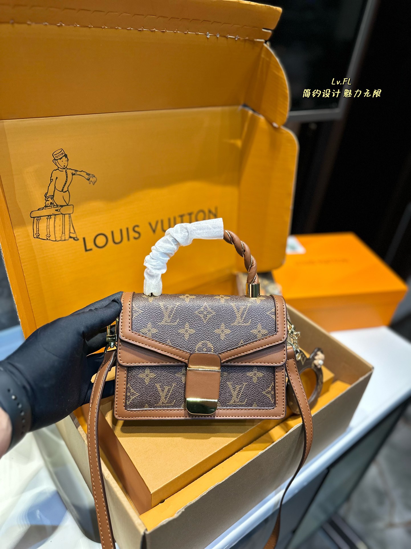 L-V Medieval handbag with one shoulder slung and long shoulder strap This bag is really simple.