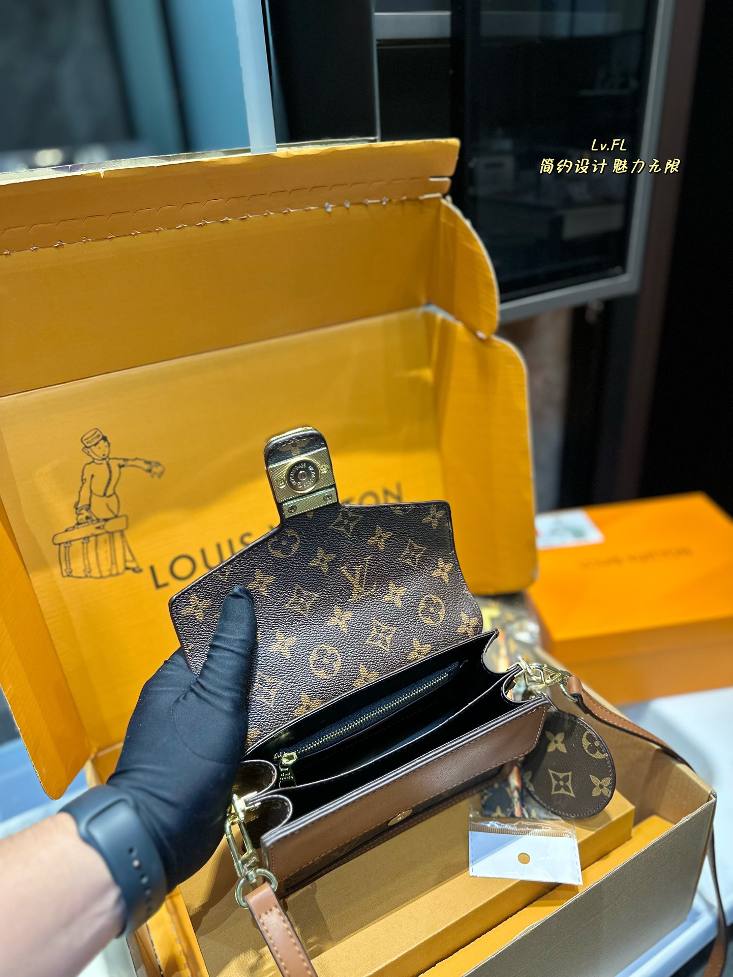 L-V Medieval handbag with one shoulder slung and long shoulder strap This bag is really simple.