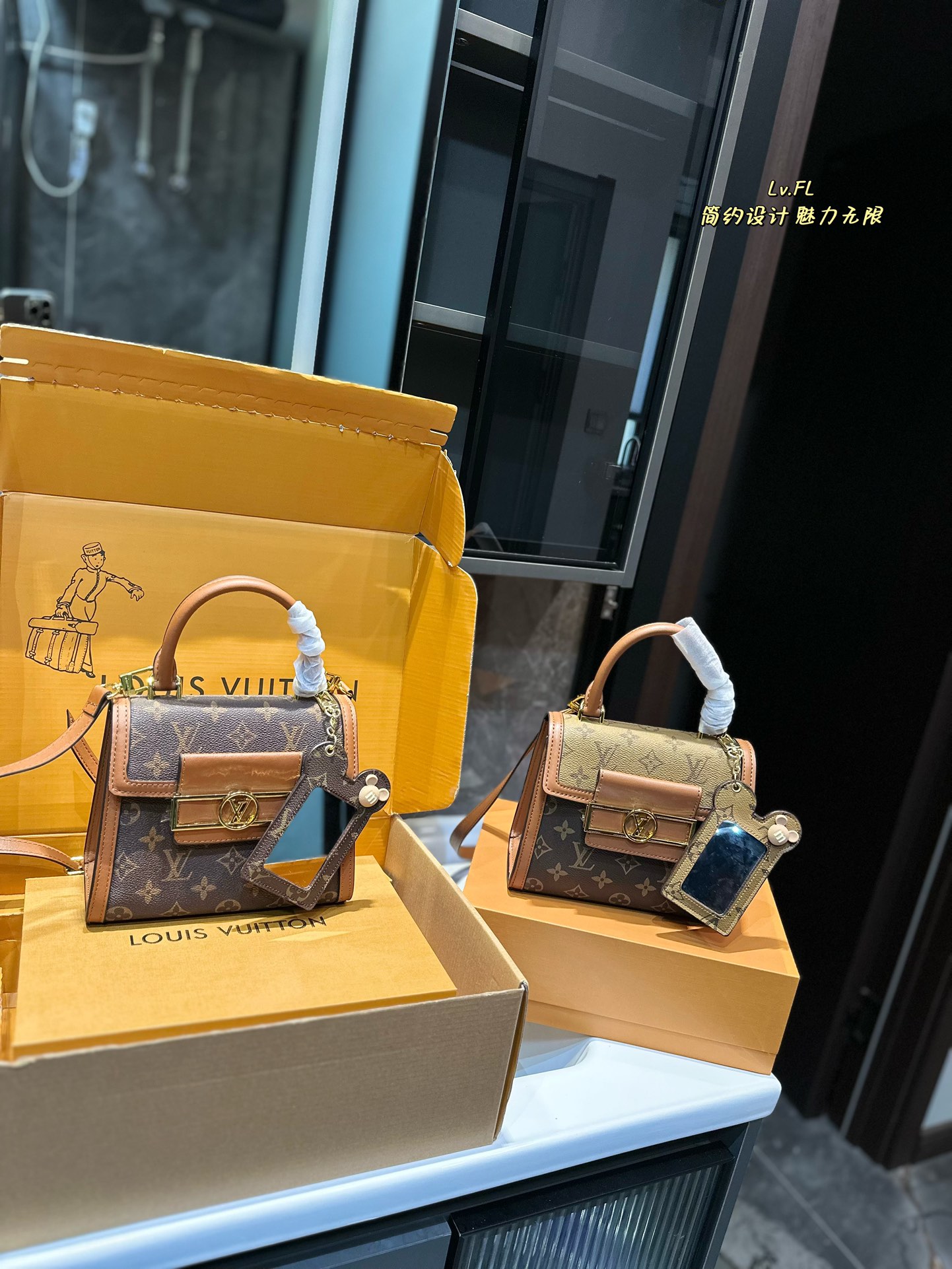 L-V Daphne postman bag, versatile with four seasons, can hold in summer.