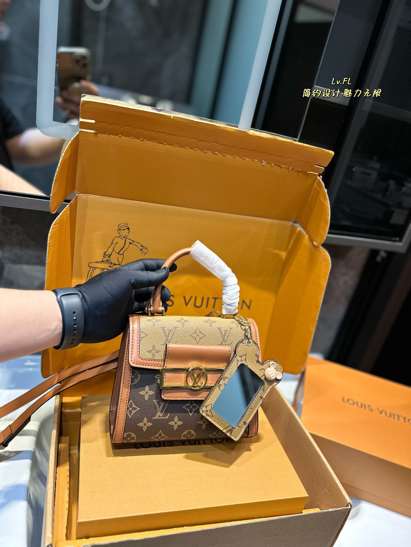 L-V Daphne postman bag, versatile with four seasons, can hold in summer.