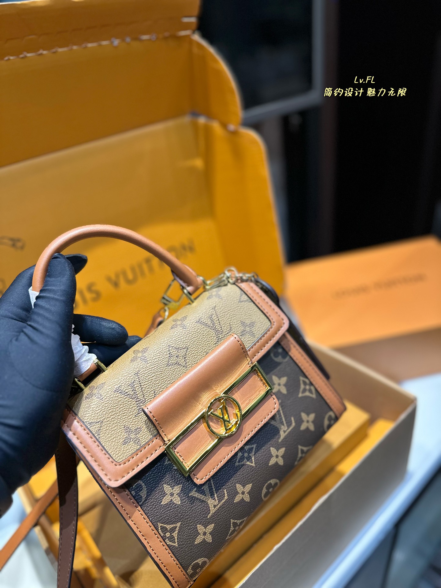 L-V Daphne postman bag, versatile with four seasons, can hold in summer.