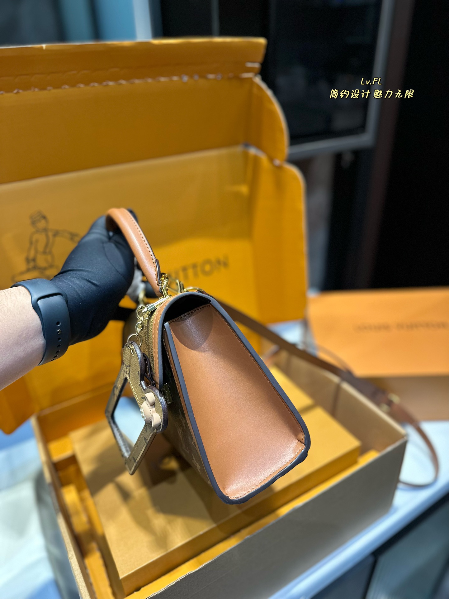 L-V Daphne postman bag, versatile with four seasons, can hold in summer.