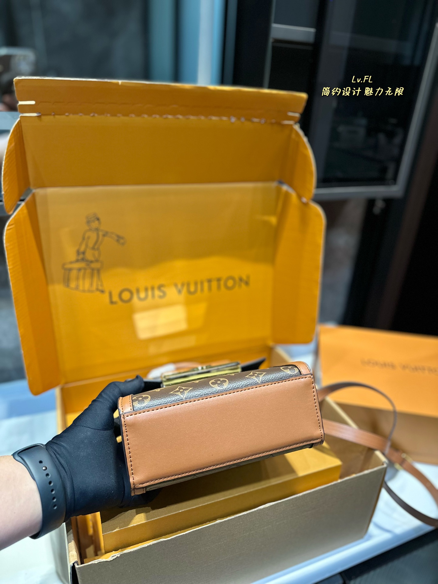 L-V Daphne postman bag, versatile with four seasons, can hold in summer.