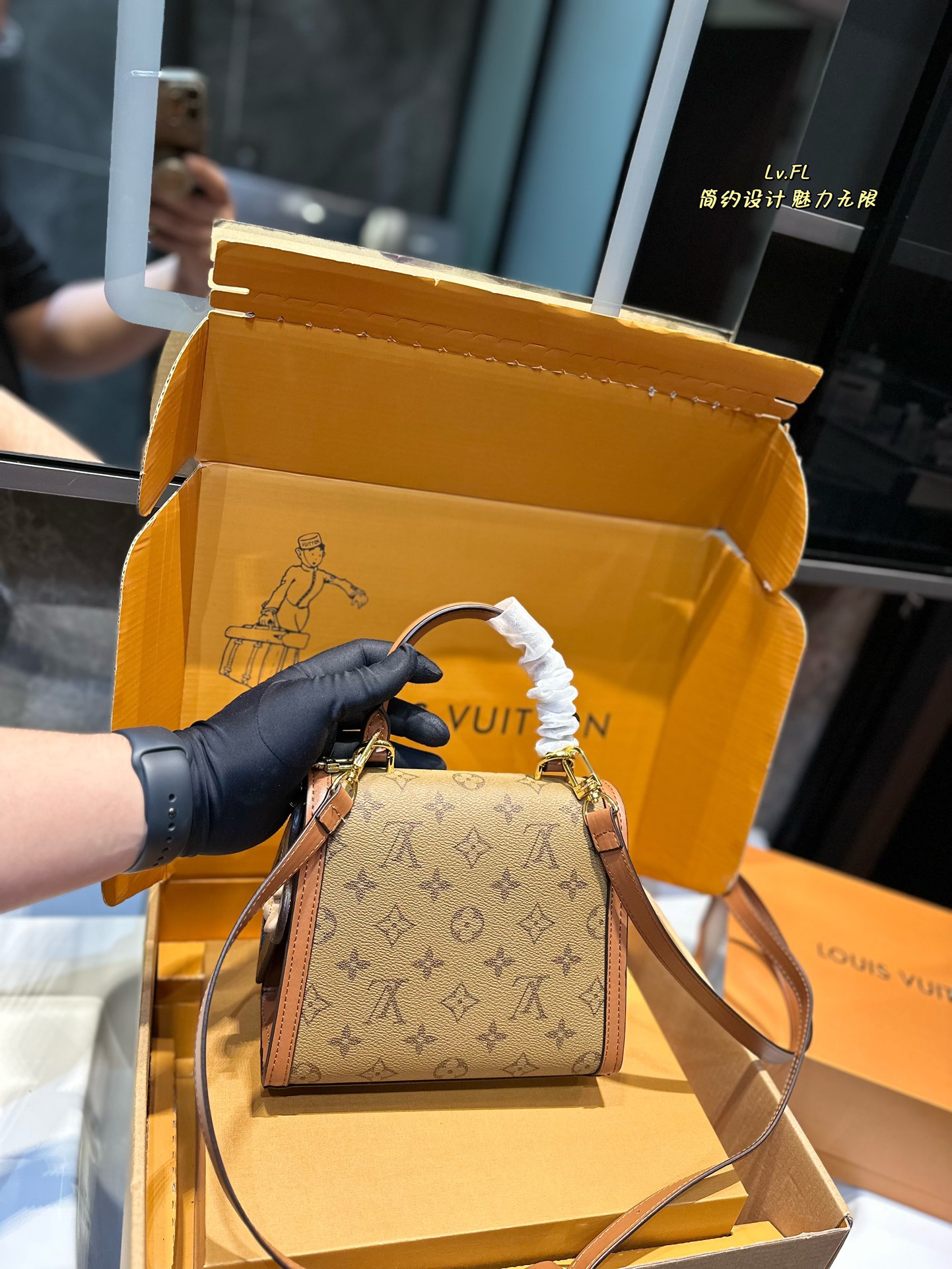 L-V Daphne postman bag, versatile with four seasons, can hold in summer.