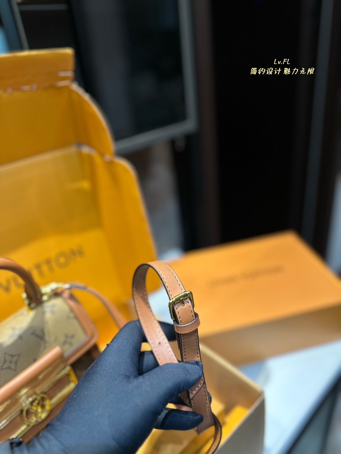 L-V Daphne postman bag, versatile with four seasons, can hold in summer.