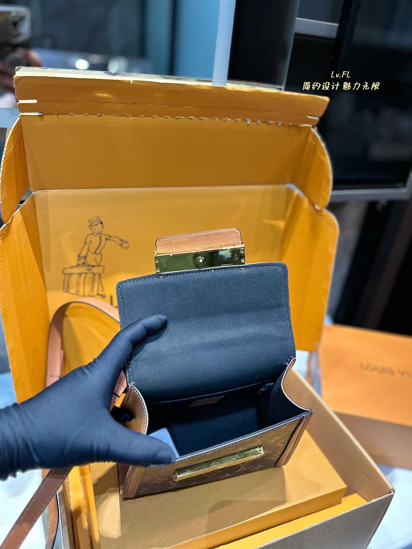 L-V Daphne postman bag, versatile with four seasons, can hold in summer.