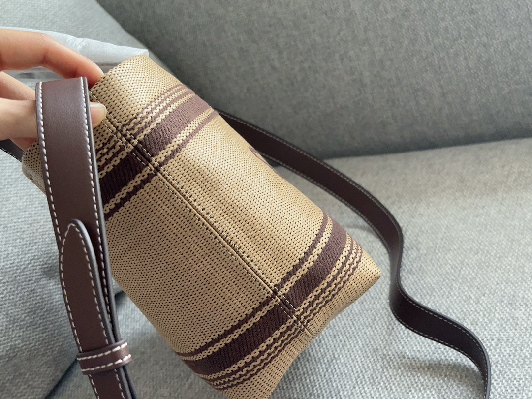 C-L Straw bag, must-have in summer # This is super practical!