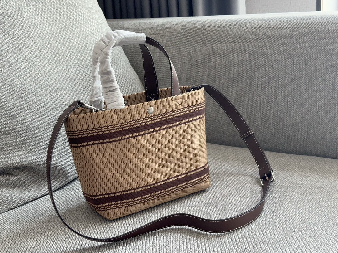 C-L Straw bag, must-have in summer # This is super practical!