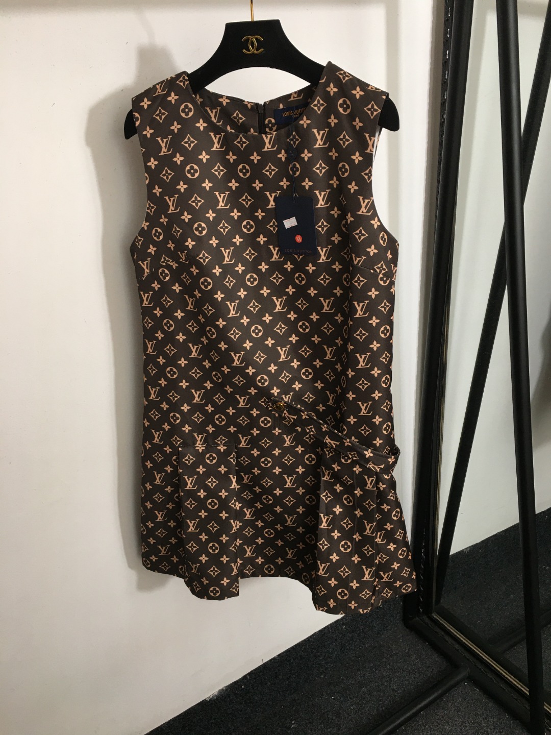 L-V New reading logo printed sleeveless vest dress, coffee color.