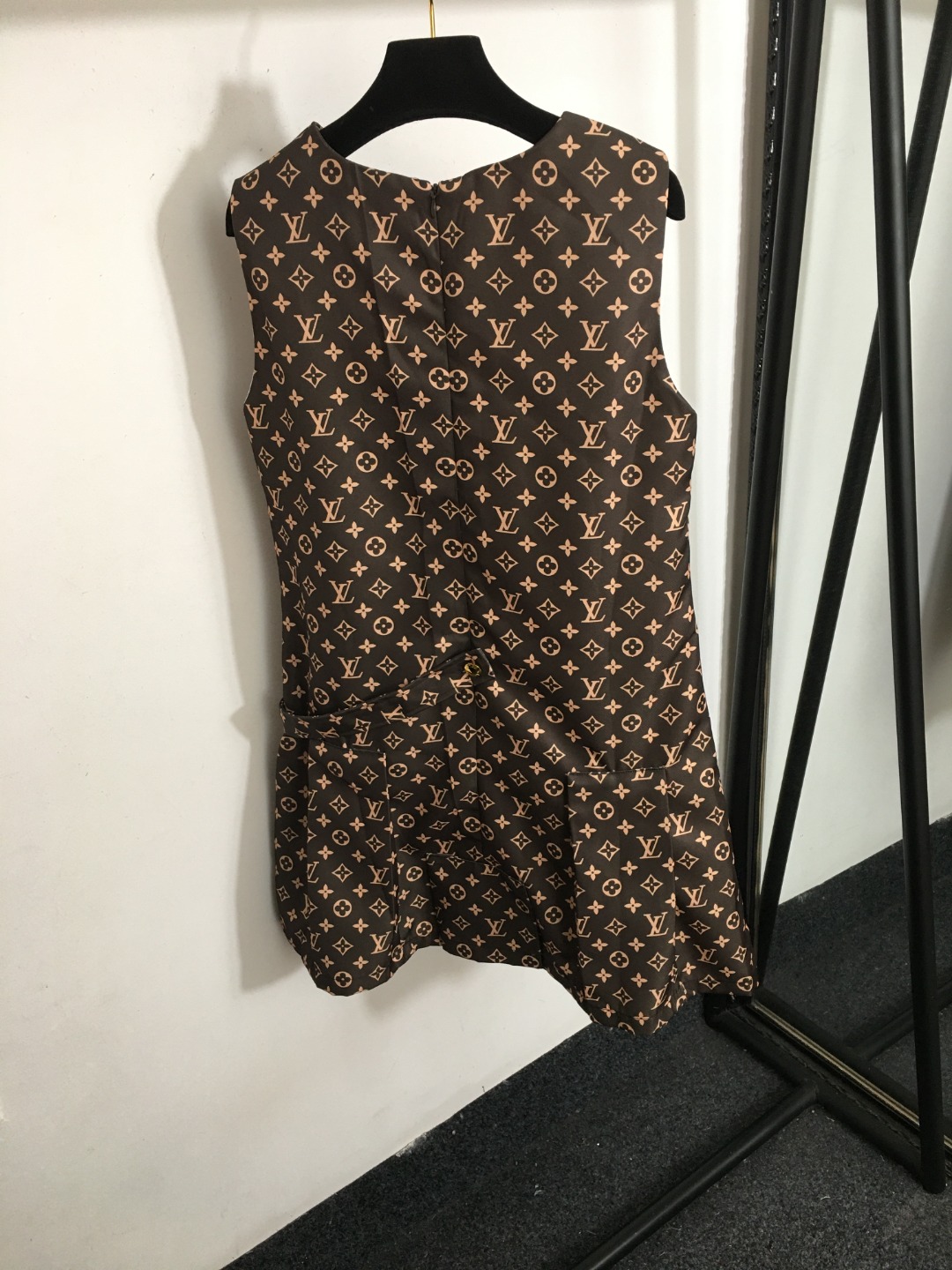 L-V New reading logo printed sleeveless vest dress, coffee color.