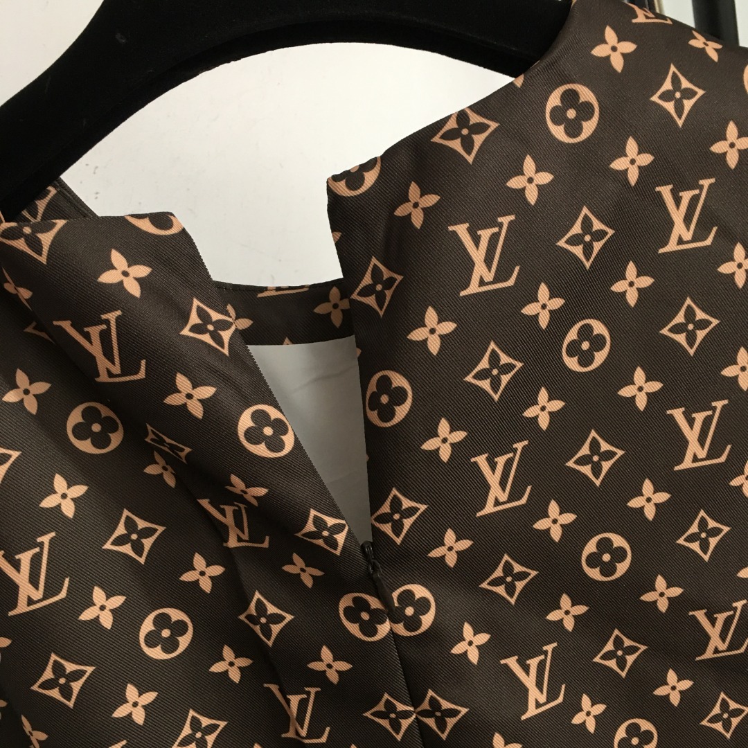 L-V New reading logo printed sleeveless vest dress, coffee color.