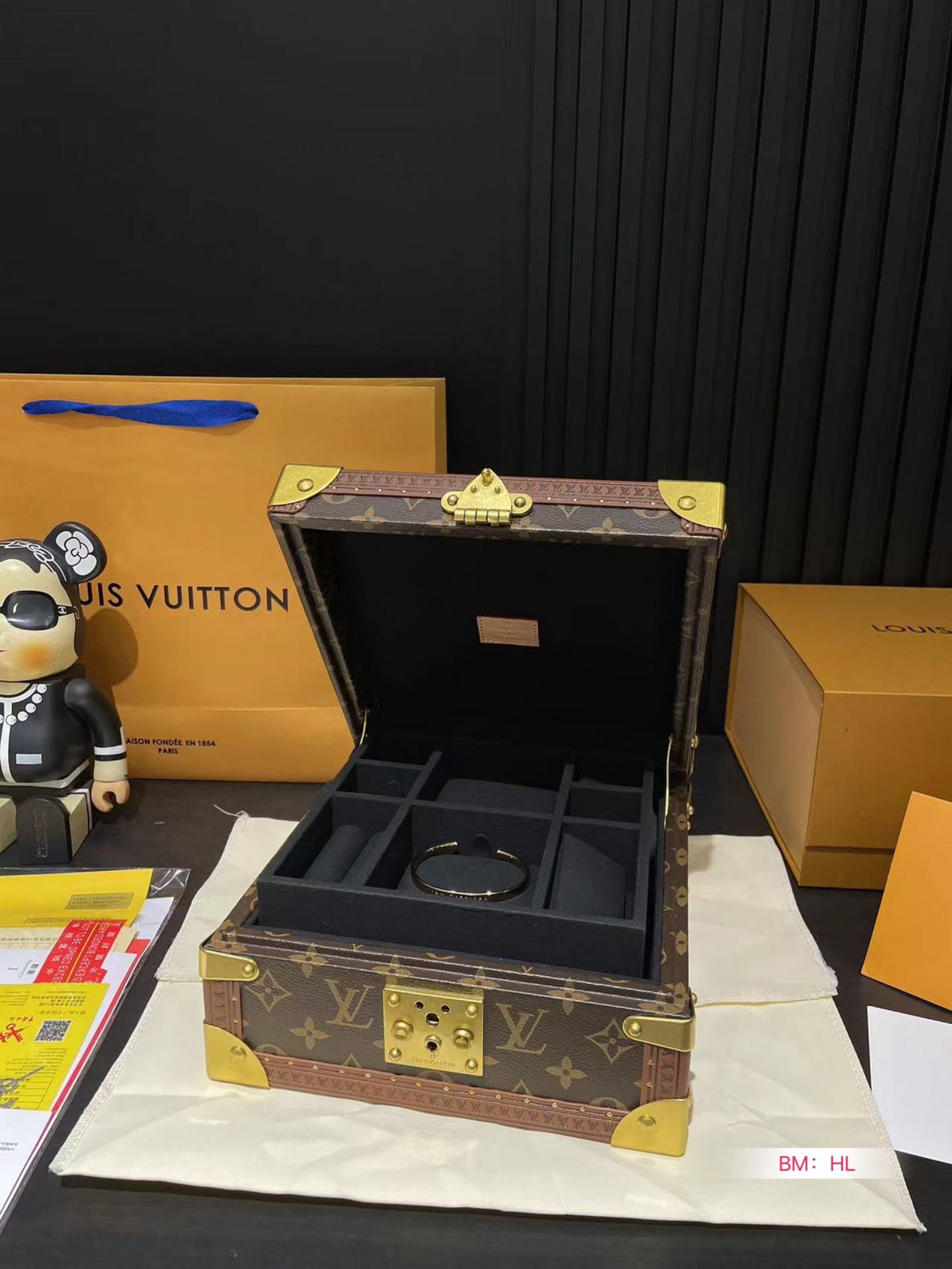 L-V Hard box jewelry storage box