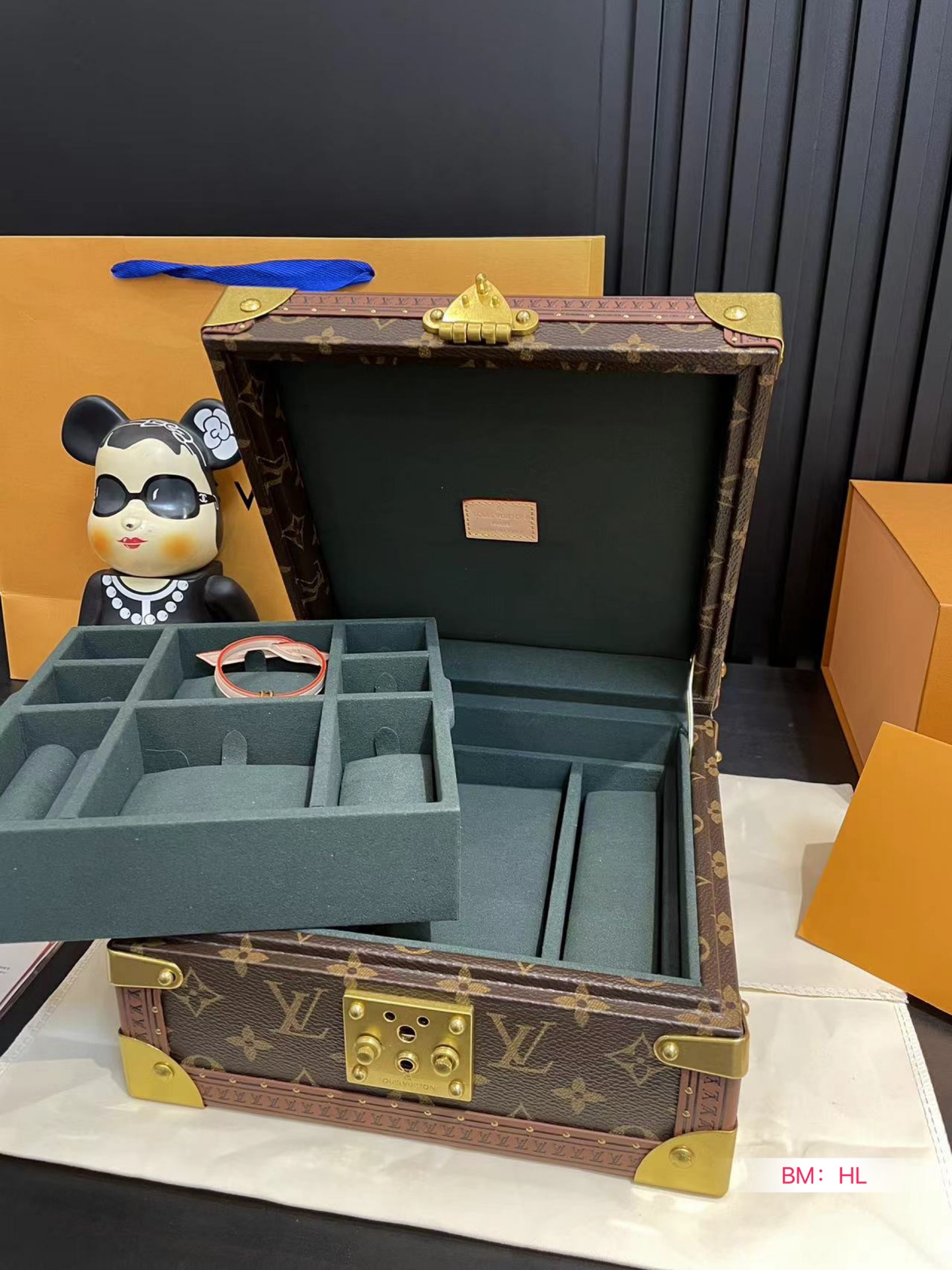 L-V Hard box jewelry storage box