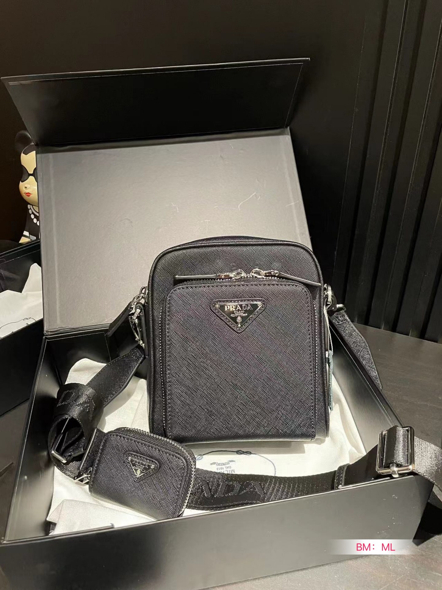 P-A Saffiano three-in-one bag is light and versatile, giving it a full sense of high quality.