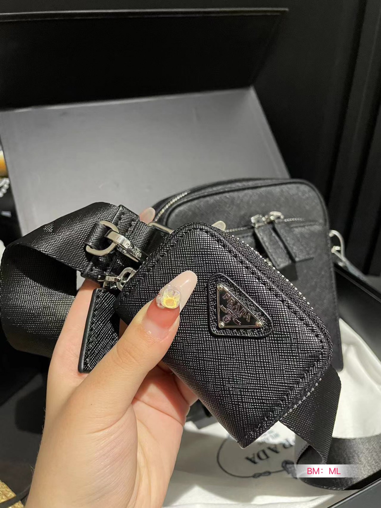 P-A Saffiano three-in-one bag is light and versatile, giving it a full sense of high quality.