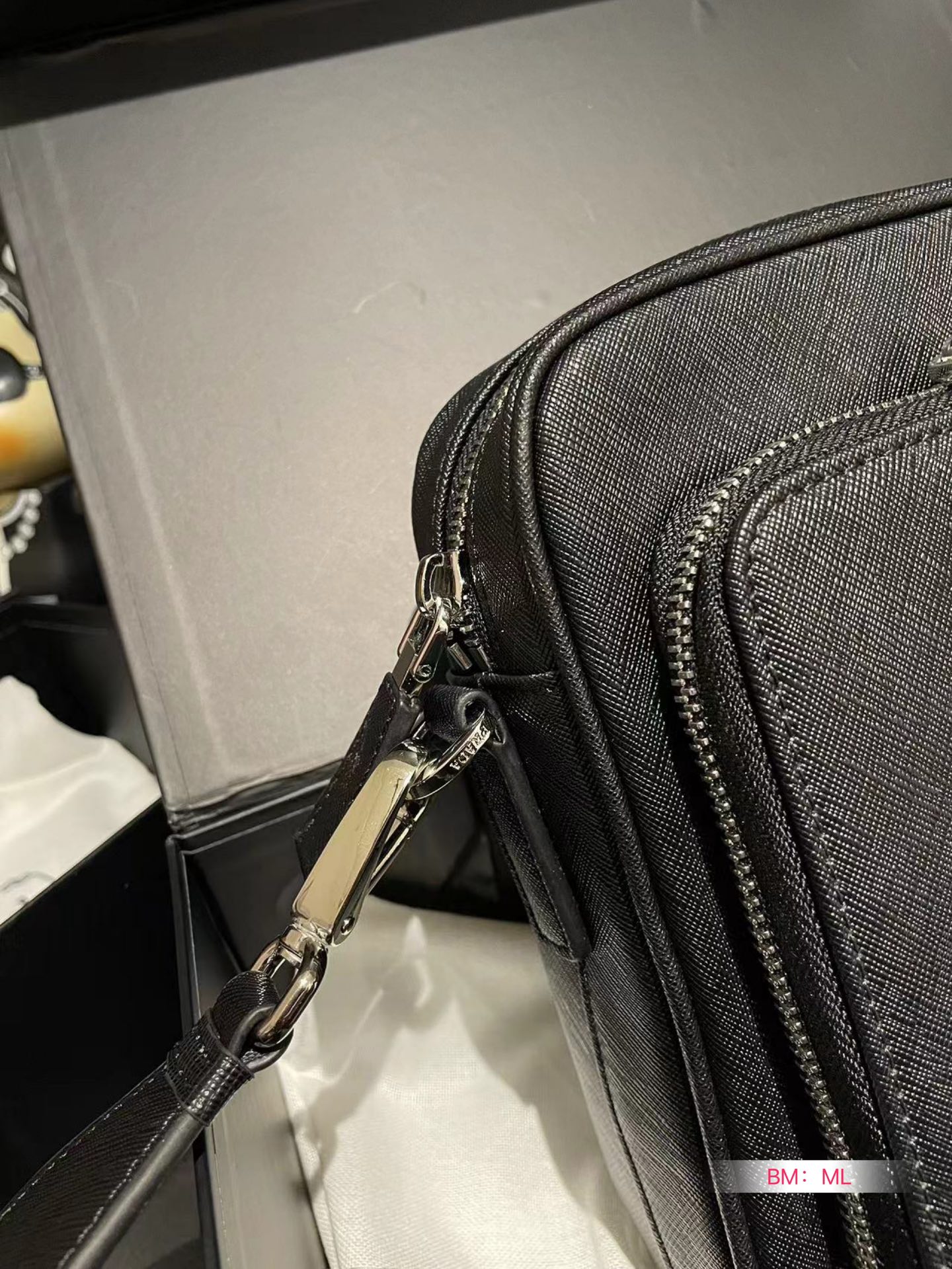 P-A Saffiano three-in-one bag is light and versatile, giving it a full sense of high quality.