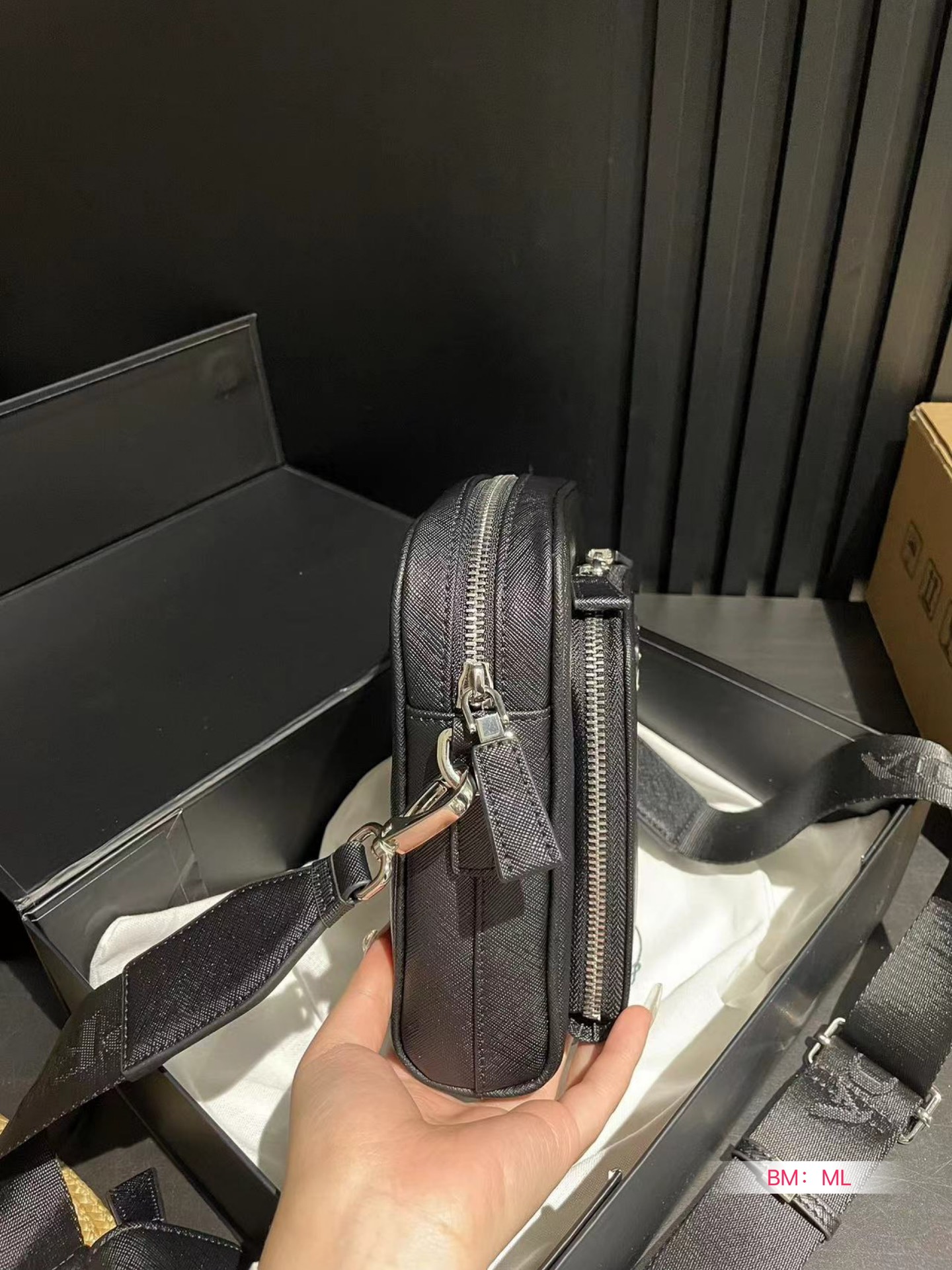 P-A Saffiano three-in-one bag is light and versatile, giving it a full sense of high quality.